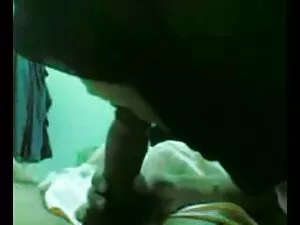 Sebuah vibrator hita ...
